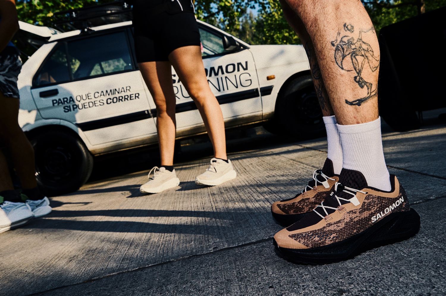 Zapatillas Salomon frente al auto de Salomon Running