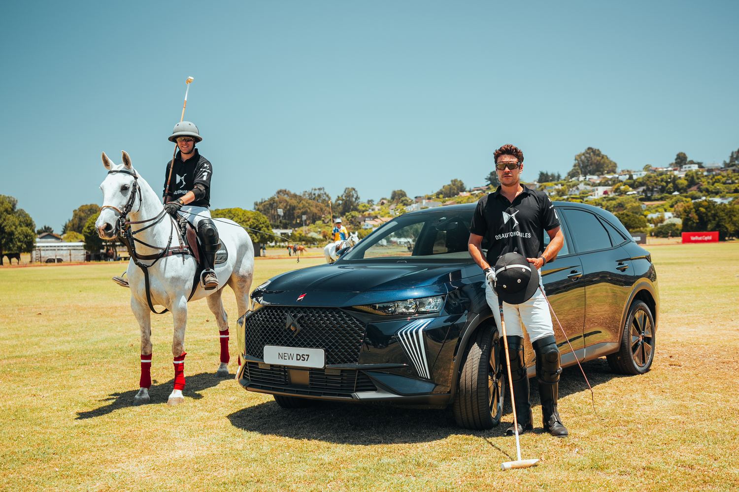 Jugadores de polo junto a un DS 7