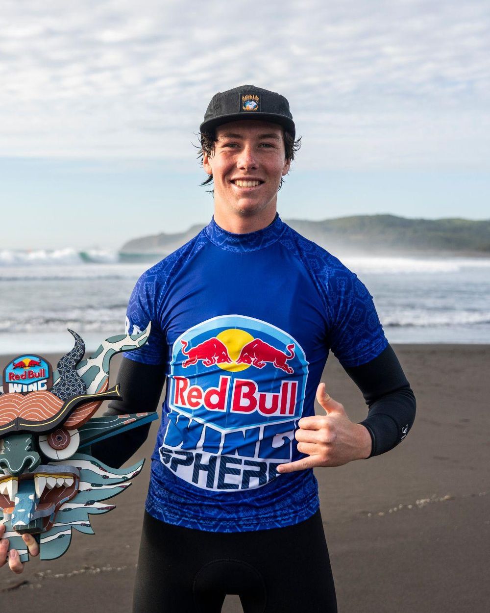 Atleta de Red Bull Wingsphere sonriendo en la playa