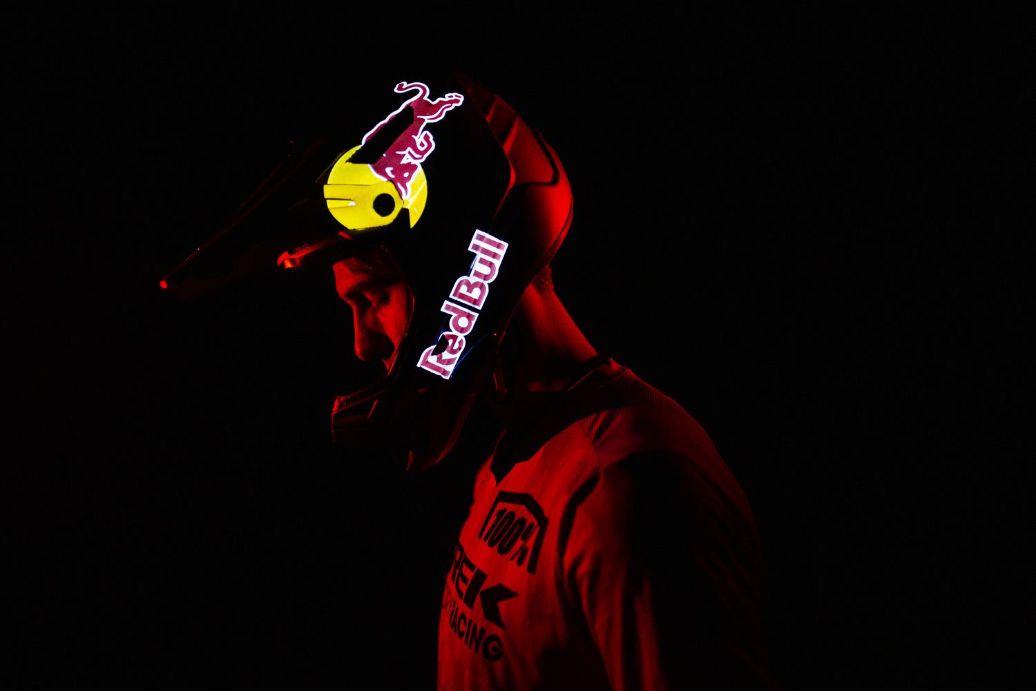 Atleta con casco Red Bull bajo luz roja
