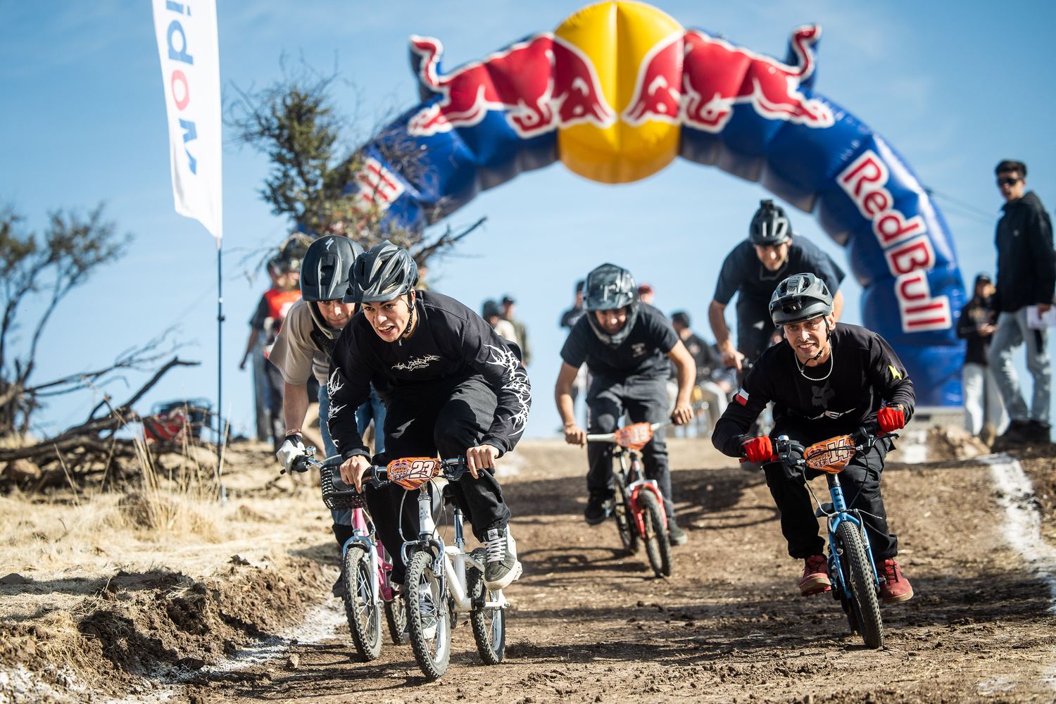 Carrera de bicicletas infantiles bajo el arco de Red Bull