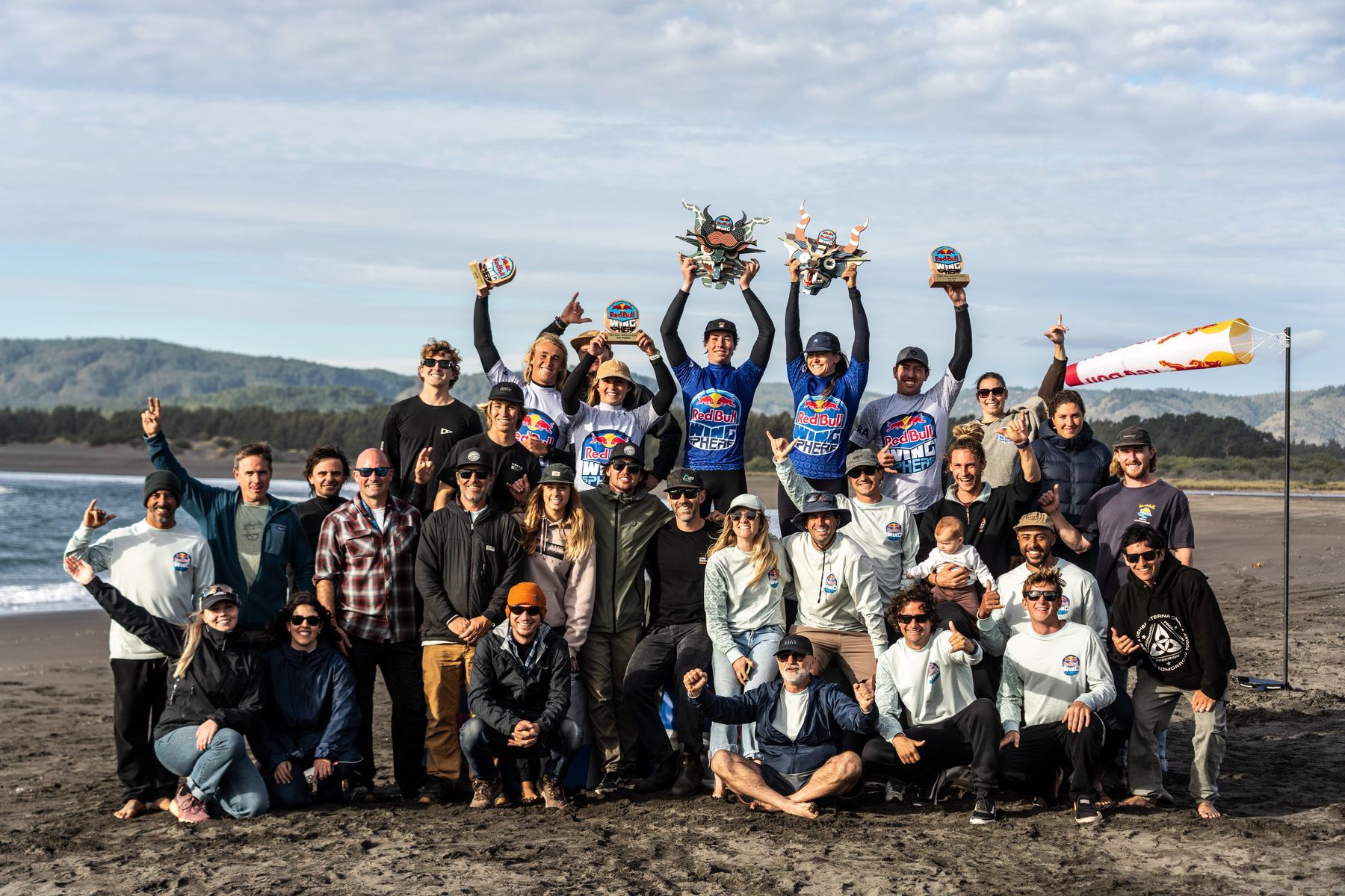 Equipo y atletas en la playa durante Red Bull Wingsphere