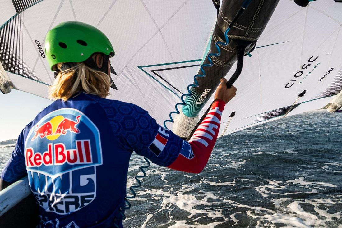 Atleta con casco verde sosteniendo un wing