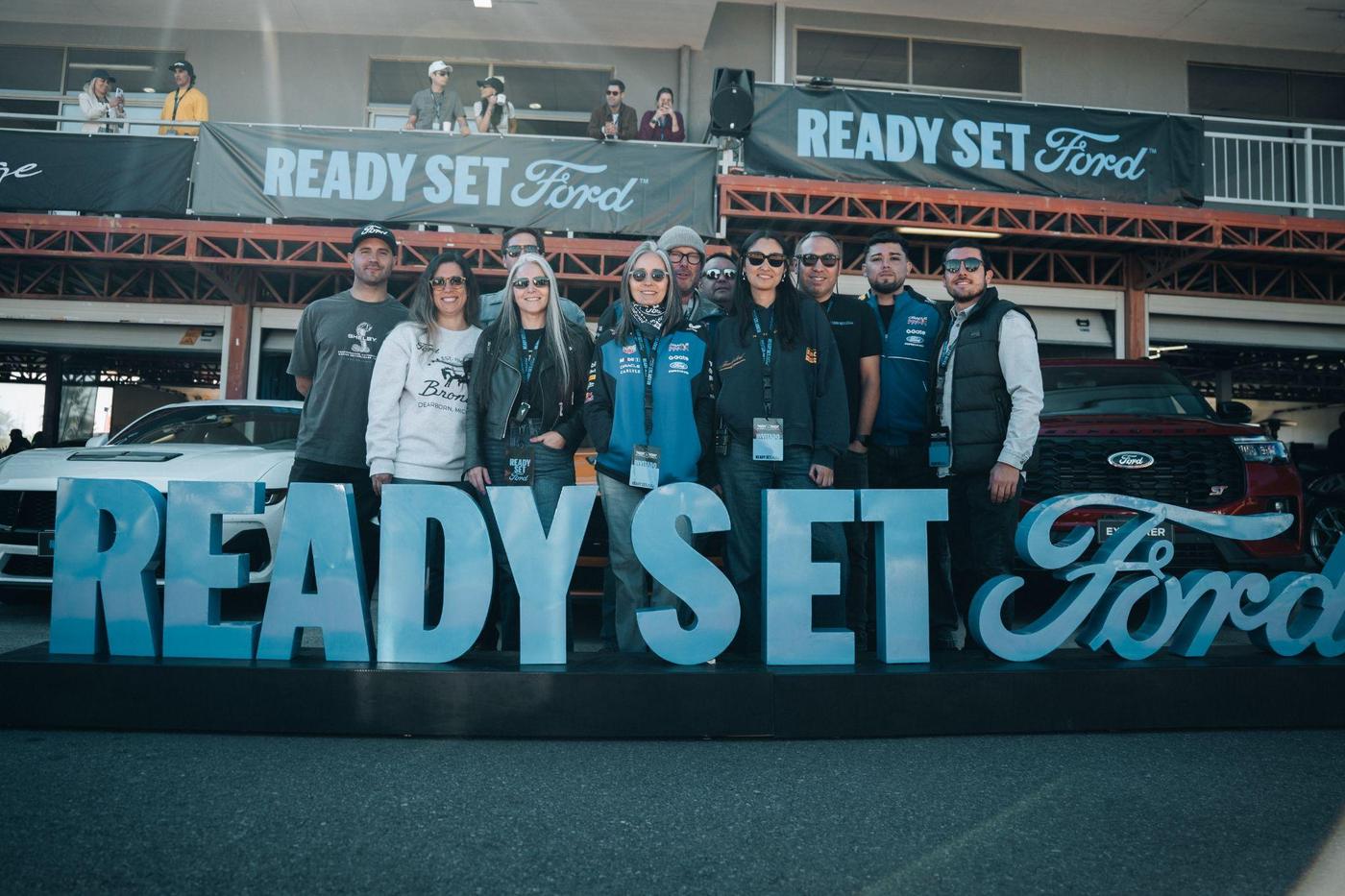 Equipo frente al letrero Ready Set Ford