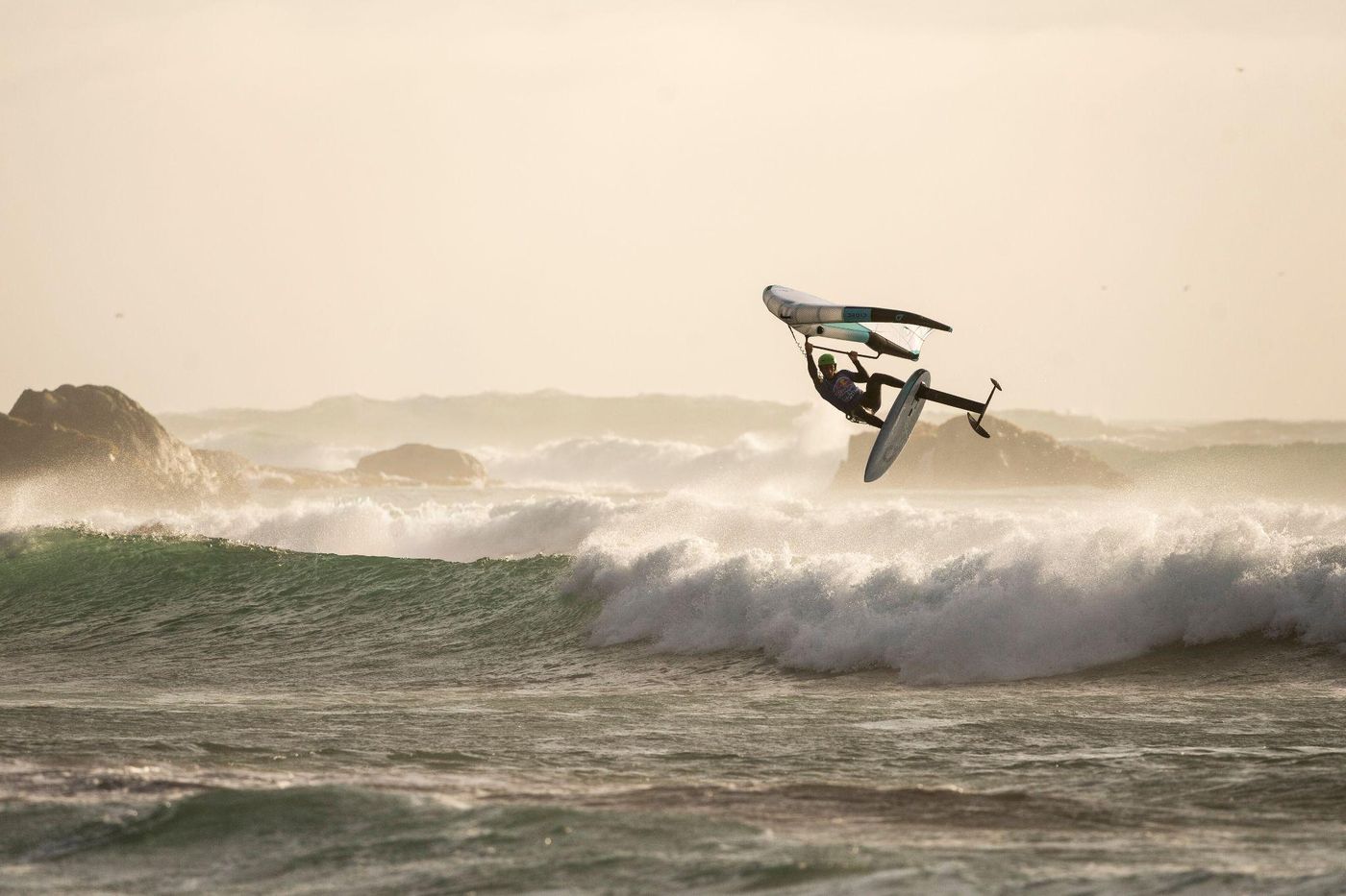 Wing foil en el mar al atardecer