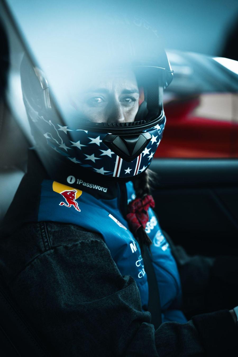 Piloto con casco dentro del auto